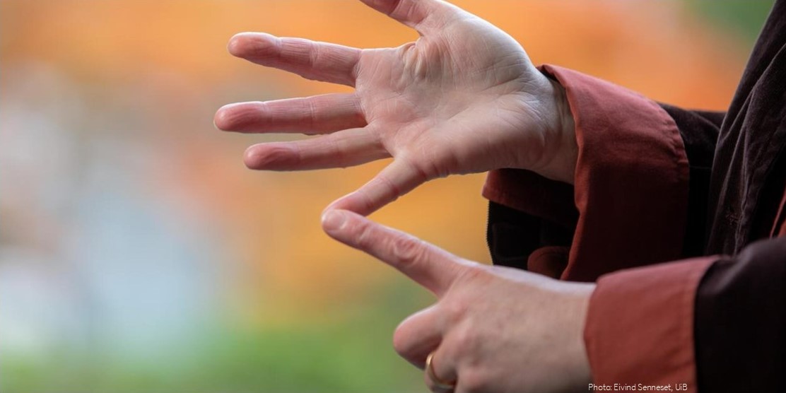 Counting with fingers. Photo: Eivind Senneset, UiB